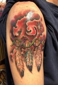 Didelės rankos tatuiruotės iliustracija - vyriška didelė ranka ant spalvotų plunksnų tatuiruotės paveikslėlio