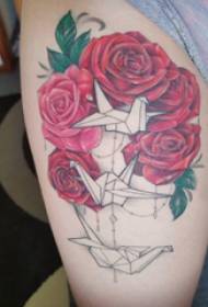 Blomster tatoveringspige lår på tusind papirkraner og roser tatoveringsbilleder