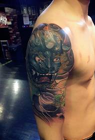 Stor arm traditionelle tatoveringsdesign er meget kraftfuld
