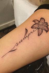 Lielās rokas Eiropas un Amerikas melnā un pelēkā mazā svaigā lilijas tetovējuma raksts