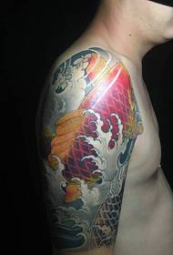 Malaking braso ng kabataan na masigla na pattern ng red squid tattoo