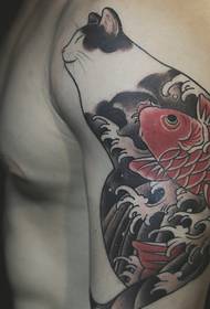 Традиционални црвени узорак тетоваже лигњи са великом руком пуном личности