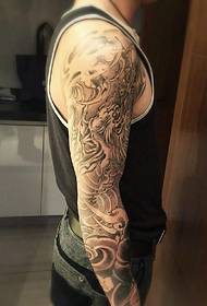 Klasické staré tradičné tetovanie s veľkým ramenom tŕňa draka
