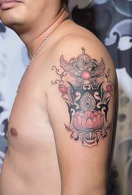 Tatuaggi totem diversi nella stessa parte