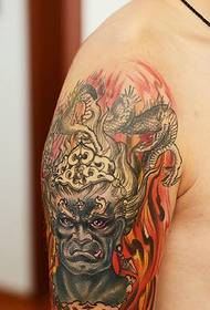 Tatuaggio tatuaggio totem personalità grande braccio uomo maturo