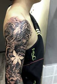 Lielas rokas melnbalts ļaunais pūķis tetovējums attēls šarmu zied