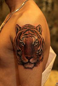 タトゥーショー、大きな虎のタトゥーをお勧めします