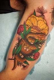 Paar grote arm-tatoeages jongens grote arm op bloemen en slang tattoo-foto's