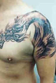 Babban hannu tattoo hoto namiji babban hannu a kan black dragon tattoo hoto