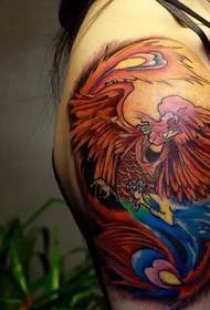 Снимка на татуировка с голяма ръка феникс червен огън