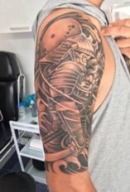 Samurai-tatovering, mannlig student, stor arm på kirsebærblomst og samurai-tatoveringsbilde