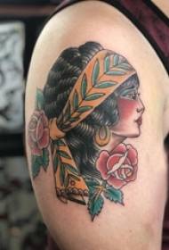 Blommekaraktatuerepatroan jonge grutte earm op kleurde blommen en portret tatoeëringsfoto