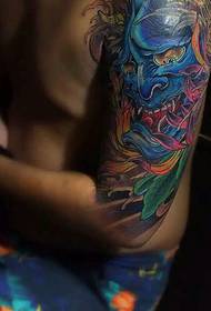 Класична богата сино-сина шема на тетоважи со голема рака