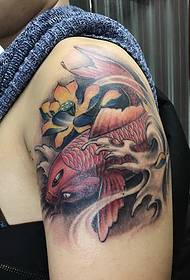 오징어와 연꽃의 화려한 큰 팔 문신 사진