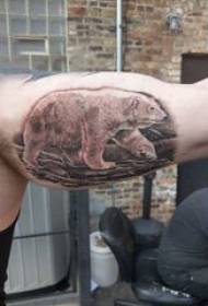 Полярный медведь татуировка мальчик большая рука на черном Полярный медведь фото татуировки
