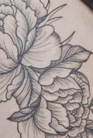 太ももに花のタトゥーパターンの女の子グレー花のタトゥー画像