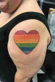 Hartvormige tatoo prentjie manlike hart kleurvolle hartvormige tatoeëermerk