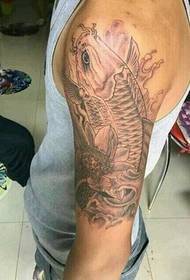 Tatuaje de calamar de brazo grande