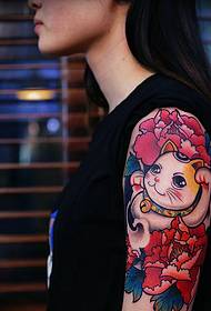 Schitterende tattoo met grote kat met gelukskleur