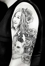 Retrato do brazo grande dunha fermosa muller cunha tatuaxe dun gatito