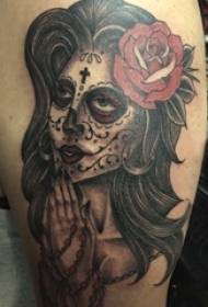 Татуировка с рисунком персонажа девушки Татуировка с цветком бедра