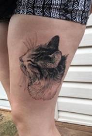 太ももにベイル動物のタトゥーの女の子黒と灰色の猫のタトゥー画像