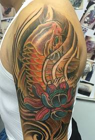 Tetovaža lignje velike lignje u boji ruku, prilično je privlačna