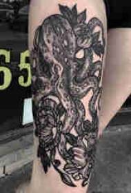Svart bläckfisk tatuering svart bläckfisk tatuering bild på flickans lår