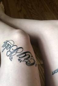 Flower body Angielski udo dziewczynki z tatuażem na czarnym angielskim obrazie tatuażu
