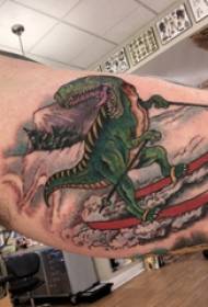 Patrón de tatuaje de dinosaurio imagen de tatuaje de dinosaurio para niños en el brazo grande