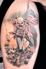 Amerikaanse soldaat tatoeage jongen mei grutte earm op kleurde slûchslimme Amerikaanske soldaat tatoeëringsfoto