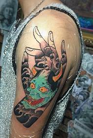 Boja malih rebrastih tetovaža uzorak unutar dlana
