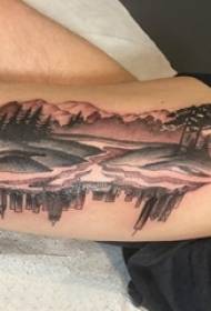 Muslo tatuado muslo masculino en la imagen del tatuaje del edificio y del paisaje