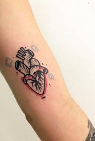 Stor arm liten fersk hjertefarge tatoveringsmønster