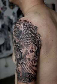 Mature Mann verpasst net de groussen Arm Totem Tattoo