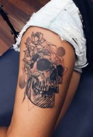 kaukolė tatuiruotė mergaitė šlaunys kaukolė tatuiruotė gėlių paveikslėlis