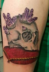 Tatuatge de doble braç gran, braç masculí, espàrrec superior i tatuatge d'escorpí