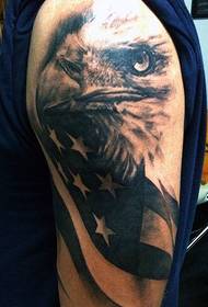 Espectáculo de tatuaxes, recomenda unha tatuaxe de aguia de brazo grande