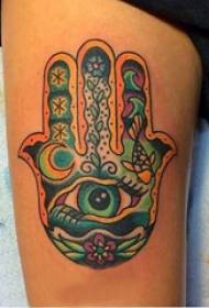 Tatuaje pintado del muslo de la niña en la imagen del tatuaje de la mano de Fátima de color