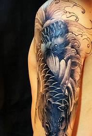 Білектің сыртқы жағында көзге көрінетін кальмар татуировкасы