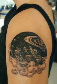 Tatuaje de brazo grande doble brazo grande masculino en imagen de tatuaje cósmico negro