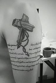 Tatouage à gros bras avec croix et anglais