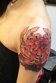Menina braço flor tatuagem tatuagem elegante e bonita