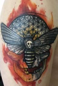слика на тетоважа на черепот, машка, голема рака, молец и скорпија