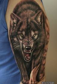 un tatuaj de cap de lup mare