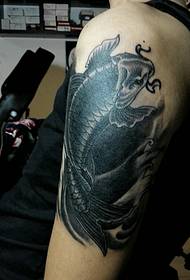 Poză de tatuaj cu braț mare de calmar negru