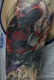 成熟した男性の大きな腕イカのタトゥーパターン