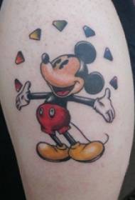 Große Arme der Jungen gemalt auf einfachen Linien der Steigung Cartoondiamanten und Mickey Mouse-Tätowierungsbildern