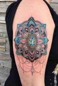 O braço grande da menina de tatuagem de padrão mandala na foto de tatuagem de mandala colorida
