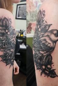 Dużej ręki tatuażu ilustracyjna dziewczyny duża ręka na obrazie tatuażu rośliny i ptaka